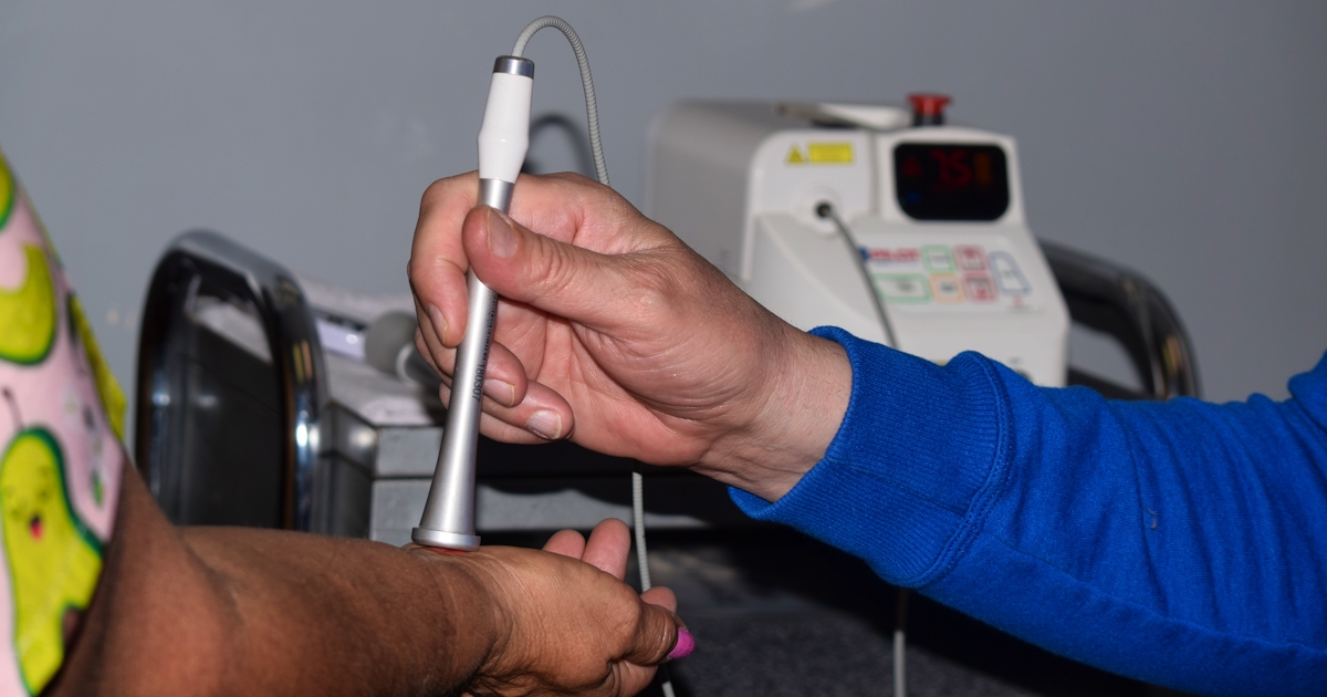 Low level laser therapy treating carpal tunnel syndrome