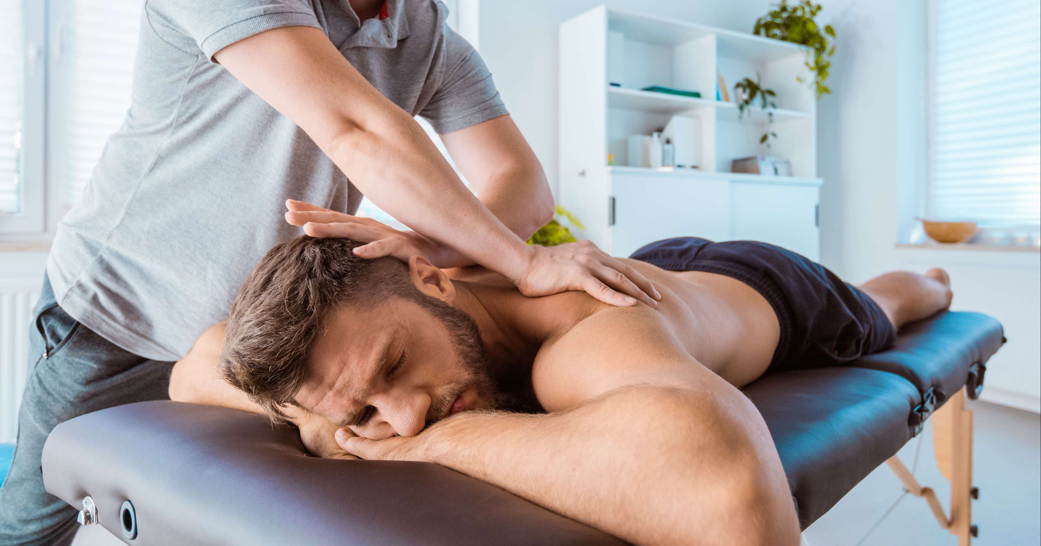 Massage therapist. Спортивный массаж. Спортивный лечебный массаж. Массажист мужчина. Мужской спортивный массаж.