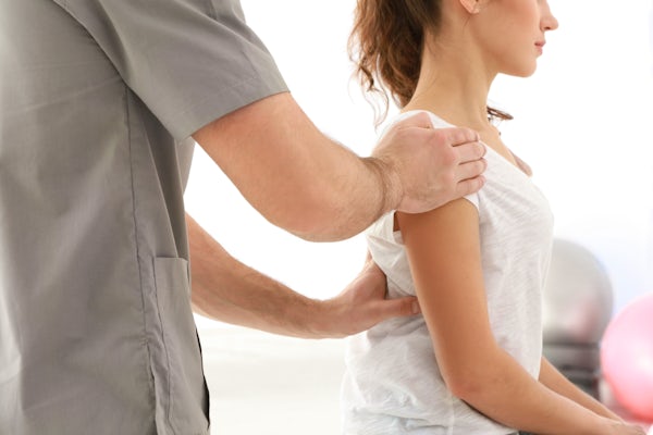 physiotherapist female patient sitting male doctor