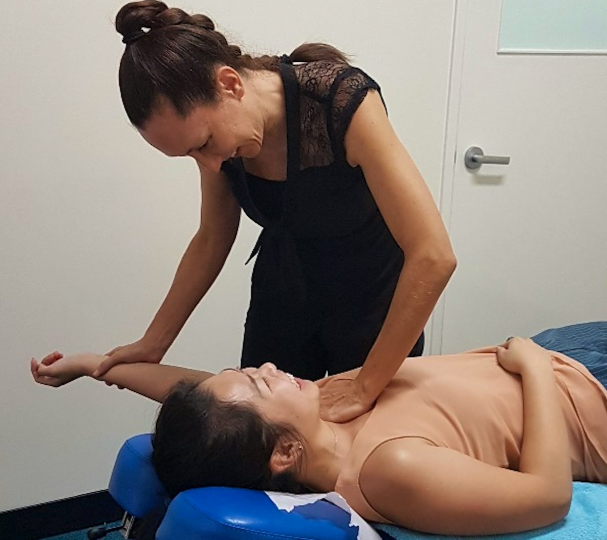 Dr. Linda Schiller provides chiropractic care to woman in Joondalup, Perth