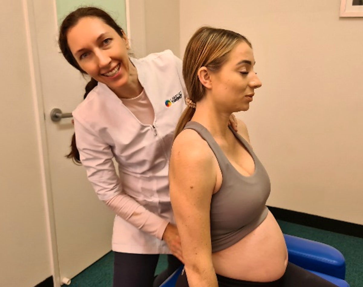 Dr. Linda Schiller provides chiropractic treatment to pregnant woman in Joondalup, Perth